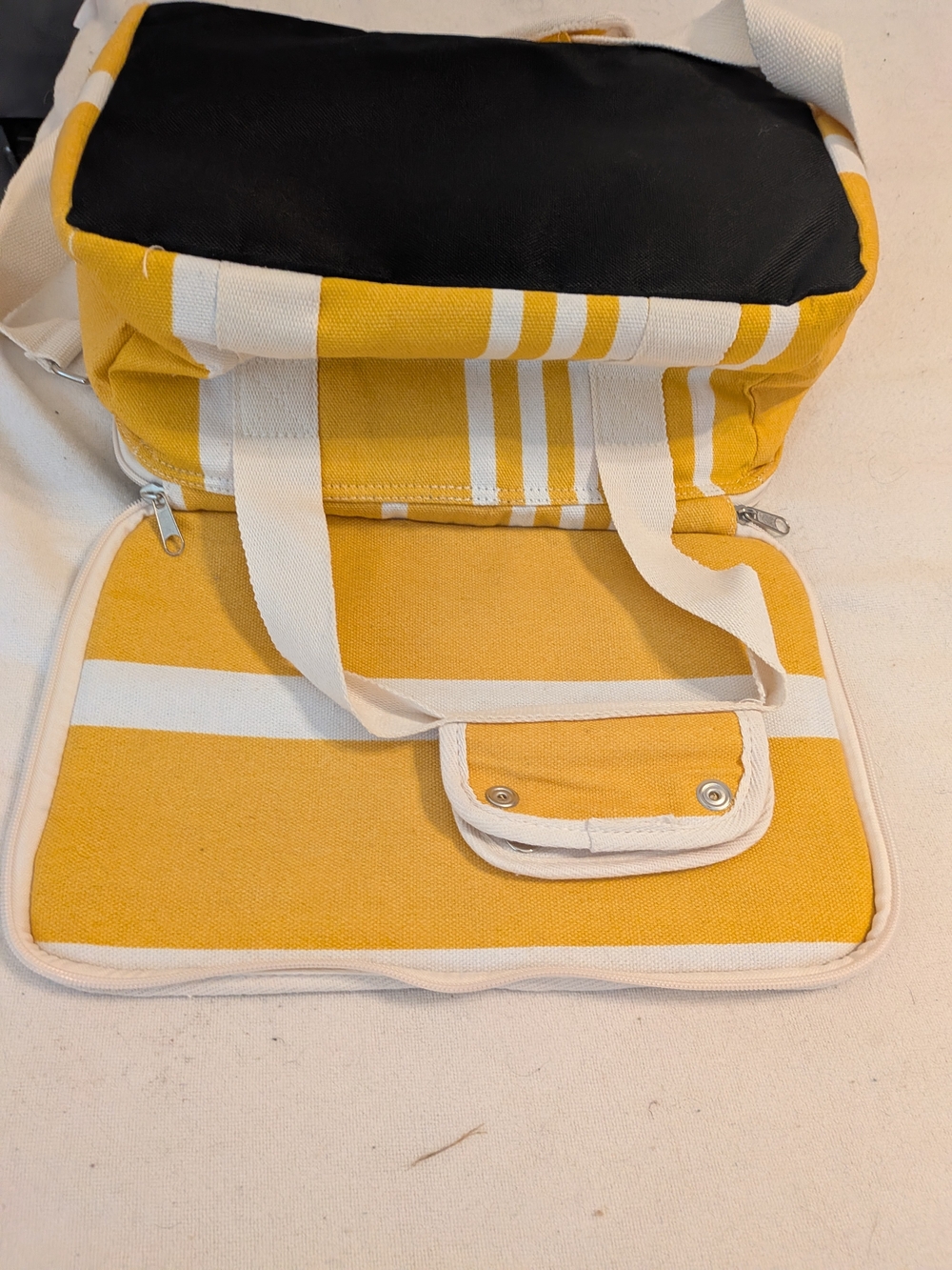 NEW business & pleasure Cooler Bag - Picture 3 of 3